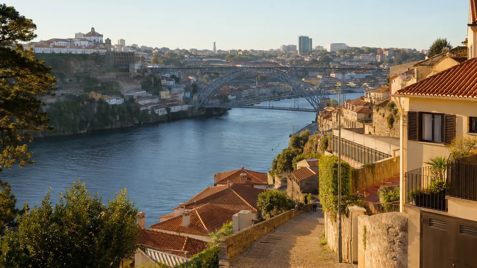 Vista de Vila Nova de Gaia e do rio Douro.